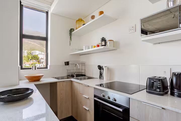 To Let 1 Bedroom Property for Rent in Sea Point Western Cape